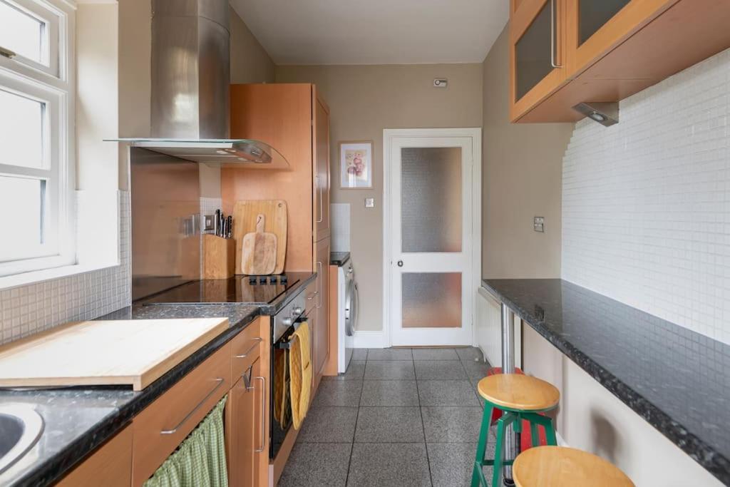 Stylish Central Apartment With Parking - Garden And Workspace Бат Екстериор снимка